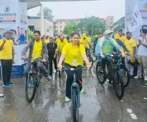 کھڈسے گوہاٹی میں 'فٹ انڈیا سنڈے آن سائیکل' کے خصوصی کامن ویلتھ گیمز ایڈیشن کی قیادت کرتے ہیں