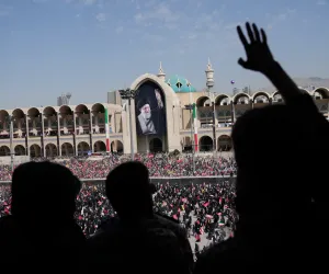 شہید ایرانی سپریم لیڈر علی خامنہ ای کی نمازِ جنازہ: ہزاروں افراد کے ’انتقام‘ اور ’امریکہ مردہ باد‘ کے نعرے
