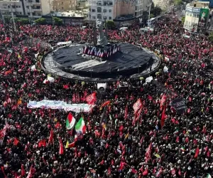 شہید آیت اللہ خامنہ ای کے جنازے کے لیے تہران کی سڑکوں پر لوگوں کی بڑی تعداد نے شرکت کی
