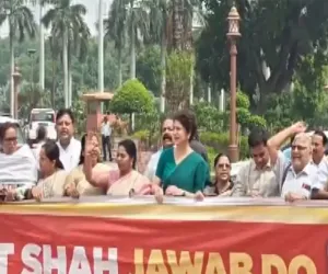 اپوزیشن ارکان پارلیمنٹ نے پیر کو پارلیمنٹ کمپلیکس میں احتجاج کیا