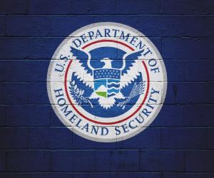 امریکہ غیر ملکی سرکاری ملازمین کے بچوں کو پیدائشی شہریت نہیں دے گا: DHS